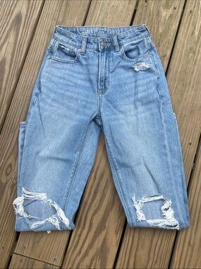American Eagle Outfitters Light Blue Distressed mom jeans 000 regular